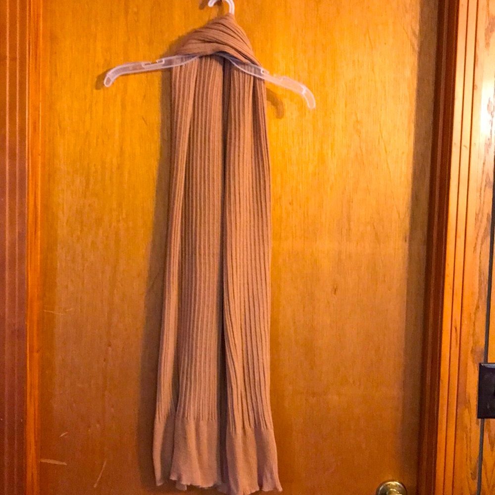 NWT Liz Claiborne ribbed scarf. One size Carmel color.